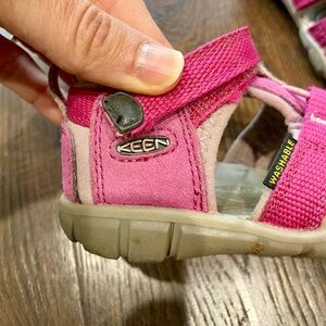 Toddler girl size 7 Keen sandals. Excellent washable sandals for kids.